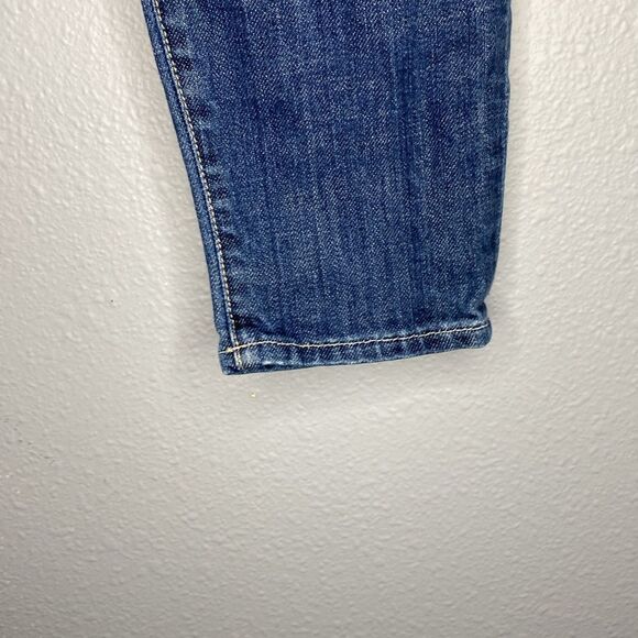 7 for all Mankind Medium Wash a distressed Cropped Capris Jeans Size 27 - Picture 3 of 9